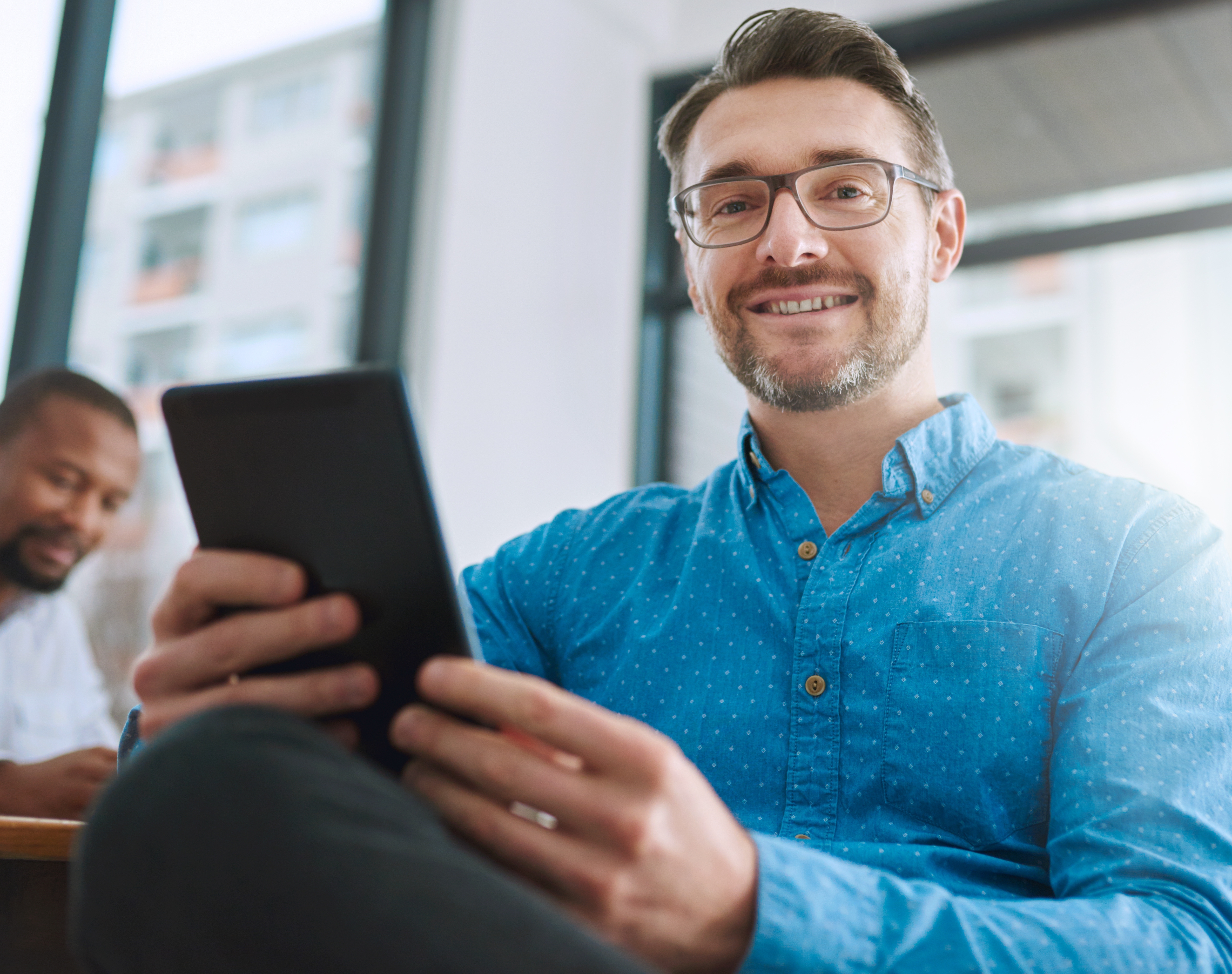 Hombre sonriendo sosteniendo un celular